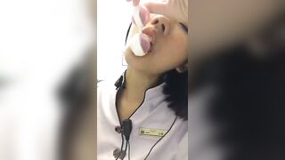 叼著避孕套的露臉小母狗！超騷大堂經理【小瑜】穿著工服戴著肛塞廁所拉出來舔一舔 3