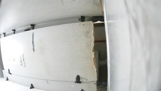 廁所偷拍時髦卷髮妹 白白嫩嫩的大屁股夾著肥美的鮑魚 超性感