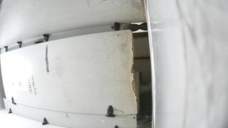 廁所偷拍時髦卷髮妹 白白嫩嫩的大屁股夾著肥美的鮑魚 超性感