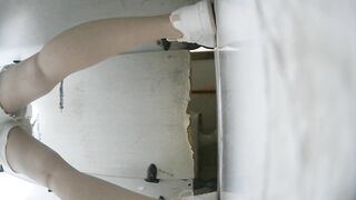 廁所偷拍時髦卷髮妹 白白嫩嫩的大屁股夾著肥美的鮑魚 超性感