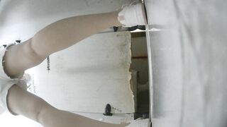 廁所偷拍時髦卷髮妹 白白嫩嫩的大屁股夾著肥美的鮑魚 超性感