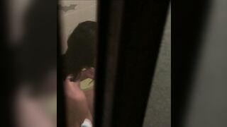 深夜冒死爬牆偷拍對面樓的美女洗澡換衣服 白白嫩嫩的身材非常好