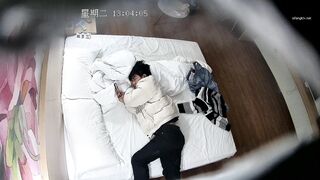 酒店偷拍 飢渴大胸妹午餐都不吃 開好房等男友過來發洩壓抑的性慾