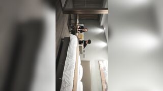 【日久深情】帥小伙酒店操外圍，齊逼短褲美腿，吸吮舔屌活很棒，騎乘位打樁機