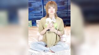 日本模特兒新手媽媽 講解吸奶器操作教學-04