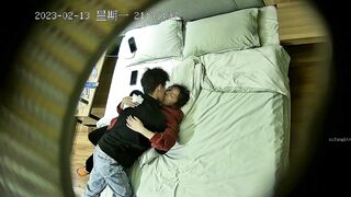 酒店偷拍 情人節舔逼狂魔與反差婊眼鏡女友 2