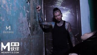 『沈樵』爆乳熟女慘遭色魔拖入巷口強姦一夜