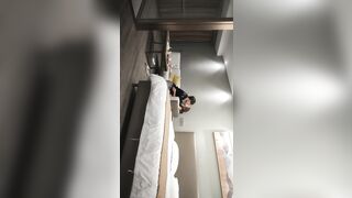 【日久深情】帥小伙酒店操外圍，齊逼短褲美腿，吸吮舔屌活很棒，騎乘位打樁機