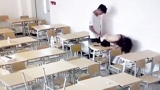 小情侶正欲教室啪啪發現有監控