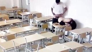 小情侶正欲教室啪啪發現有監控