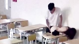 小情侶正欲教室啪啪發現有監控