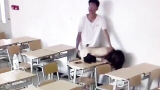 小情侶正欲教室啪啪發現有監控