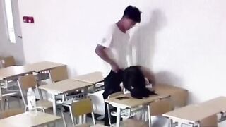 小情侶正欲教室啪啪發現有監控