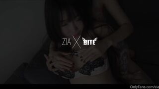 「蘇櫻花DJSAKURA」「ZIAxBITE」「FFM」三人行，伴隨著凌亂的剪刀式內射