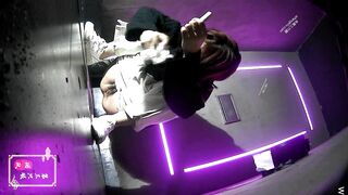 KTV女廁小手電筒補光偷拍 幾個漂亮小姐姐的肥美大鮑魚