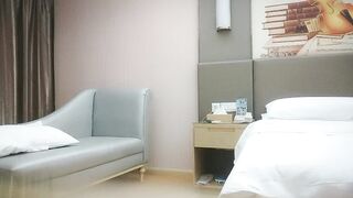 紋身哥酒店約炮極品小美女 穿上高跟鞋先摳後操 各種姿勢啪啪