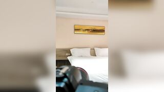 美女學妹應聘裸體模特兒 一直裝純說自己賣藝不賣身 一邊拍攝一邊故意挑逗 最終床上推倒