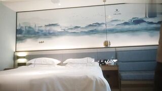 光頭佬探花老王酒店大戰旗袍少婦 情趣內衣 打屁股 一字馬抽插 還沒插就溜了好多水