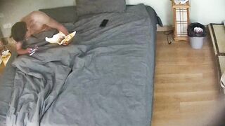 酒店攝影機偷拍 白嫩少婦吃完雞排就開始做愛 看著女友白皙的胴體黑小伙忍不住精液乳射背上