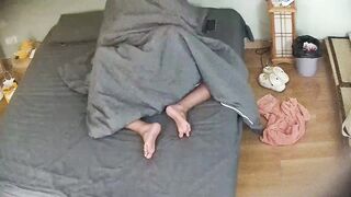 酒店攝影機偷拍 白嫩少婦吃完雞排就開始做愛 看著女友白皙的胴體黑小伙忍不住精液乳射背上