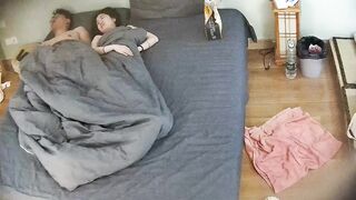 酒店攝影機偷拍 白嫩少婦吃完雞排就開始做愛 看著女友白皙的胴體黑小伙忍不住精液乳射背上